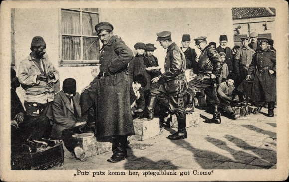 Postcard shoe polisher, German soldiers, theater of war I. WW