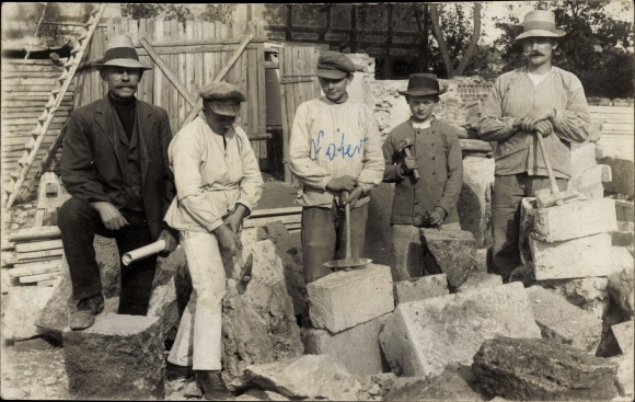 Photo Postcard stonemasons at work, group picture, apprentices
