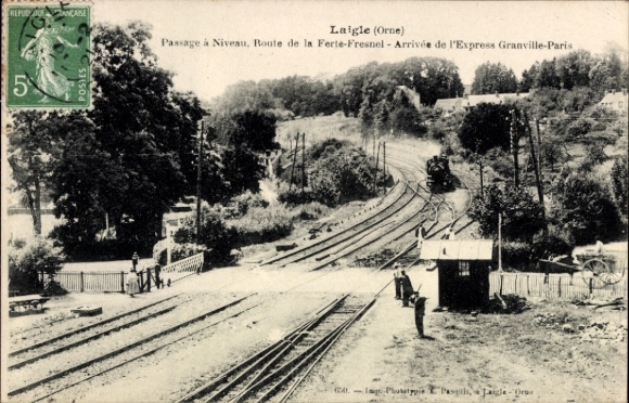 Ak Laigle Orne, Passageà niveau, Arrivée de l'Express Granville Paris