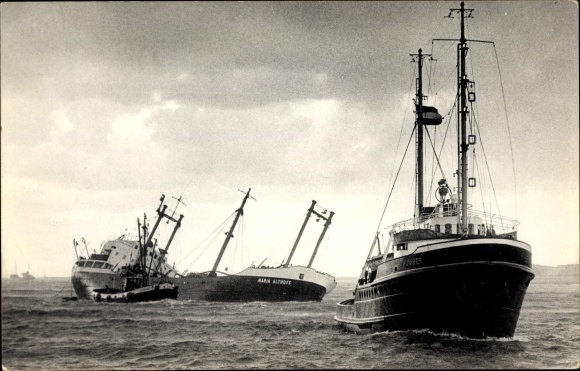 Photo Postcard cargo ship sinks, tugboat