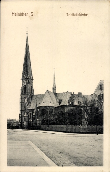 Ak Hainichen in Sachsen, Trinitatiskirche, historischer Kirchturm, Straße, Bäume