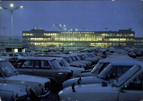 Ak Schönefeld bei Berlin, Flughafen, Interflug, Parkplatz, Trabant