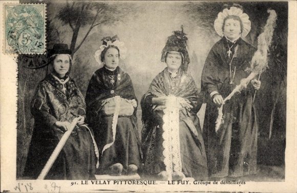 Postcard Le Velay Picturesque, Le Puy, group of lacemakers