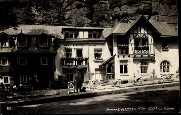 Ak Hřensko Herrnskretschen Elbe Region Aussig, HLYN HOTEL MÜHLE, Hotel zur Mühle, Gebäude, Mensch