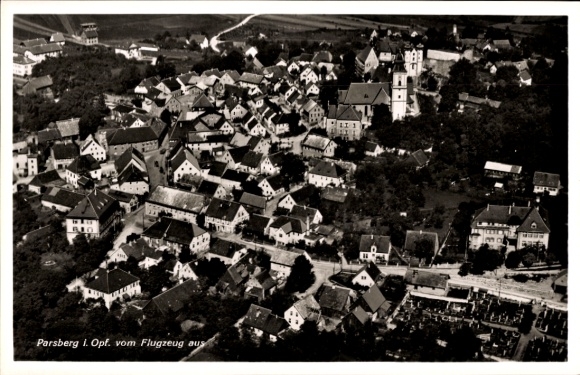 Ak Parsberg in der Oberpfalz,  kleiner Ort mit Kirche, viele einzelne Häuser, umgeben von Bäum...