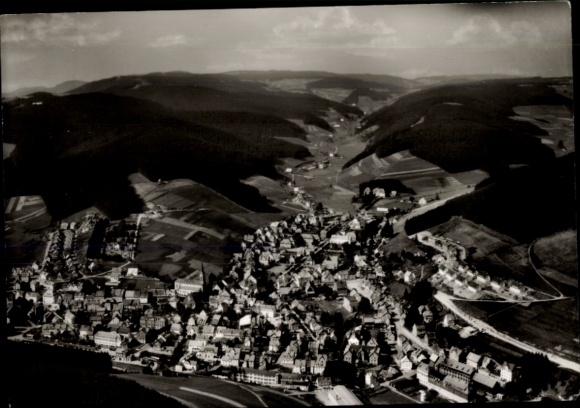 Ak Furtwangen im Schwarzwald, Luftaufnahme eines Dorfes im Schwarzwald, Landschaft,  Architektur
