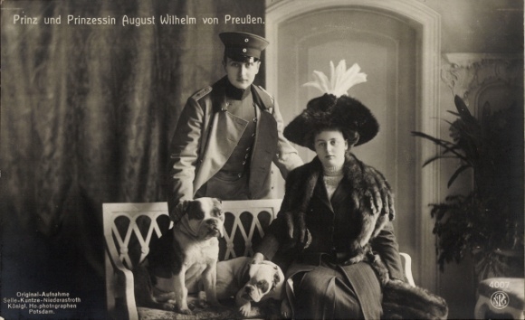 Postcard Prince and Princess August Wilhelm of Prussia, Alexandra Victoria, bulldogs, NPG 4007