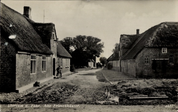 Postcard Utersum Föhr in North Friesland, Old Frisian Houses