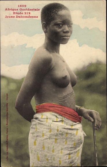 Postcard Dahomey Benin, Bare-breasted woman with decorative scars