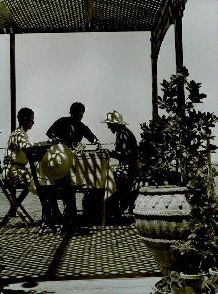 Photo Paul Wolff, Napoli Naples Campania, man and woman at table, waitress, vacation