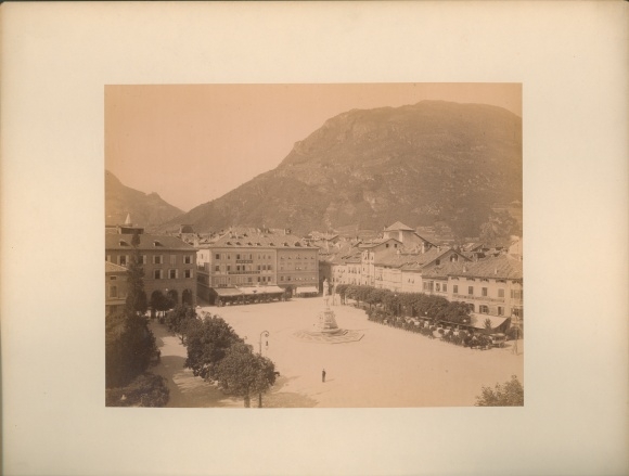 foto Bozen Bolzano Zuid-Tirol, Johannesplatz, monument