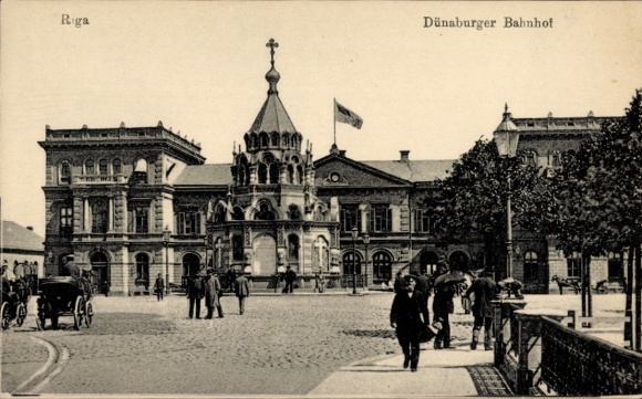 Ak Riga Letland, treinstation Dünaburg, straatkant, voorbijgangers