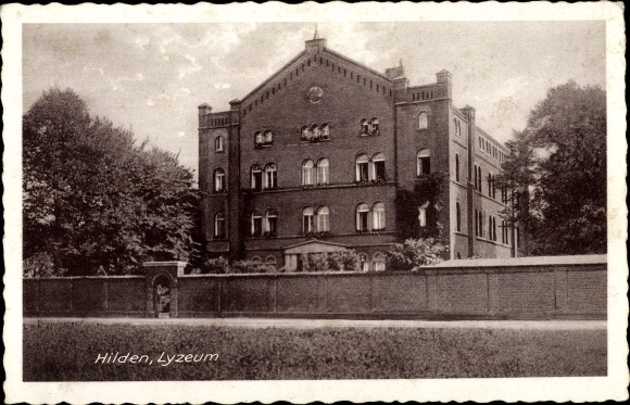 Ak Hilden im Kreis Mettmann, Lyzeum, Schule, Mauer mit vorgelagertem Weg