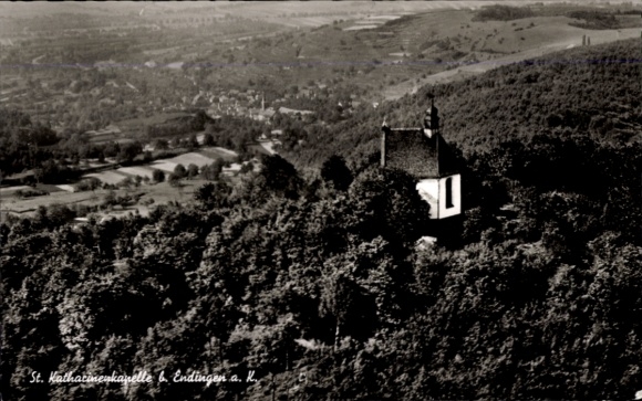 Ak Endingen am Kaiserstuhl, St. Katharinenkapelle, hügelige Landschaft, Baumkronen