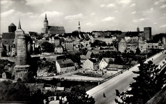 Ak Bautzen in Oberlausitz, stadsgezicht met torens, architectuur, een brug, wolken