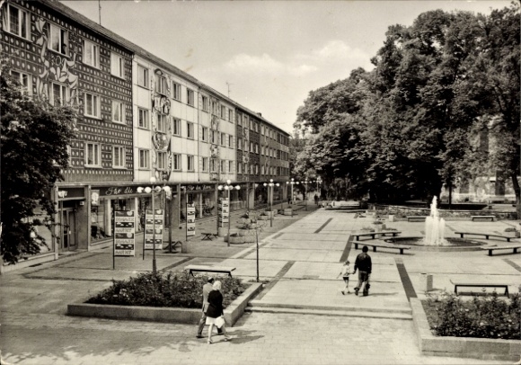 Postcard Sömmerda in Thuringia, town square with fountain, buildings with shop windows, trees, people with