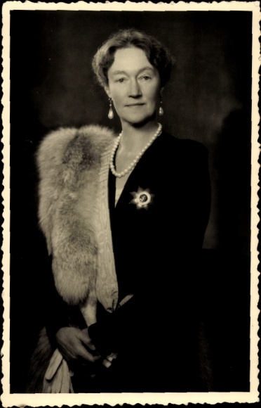 Foto Ak Großherzogin von Luxemburg mit Pelz