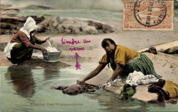 Ak Whakarewarewa Rotorua Neuseeland, Zwei Maori Frauen waschen Wäsche in einem Fluss, im Hinte...