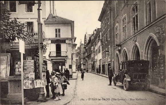 Postcard Evian les Bains Haute Savoie, Rue Nationale, Zeitungskiosk
