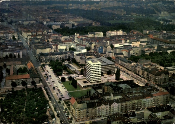 Ak Berlin Wedding, Luftaufnahme von  Rathaus Wedding, moderne Architektur, lebendige Stadt