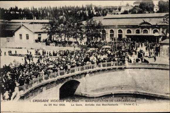 Postcard Carcassonne Aude, La Gare, Arrival of Demonstrators 1908
