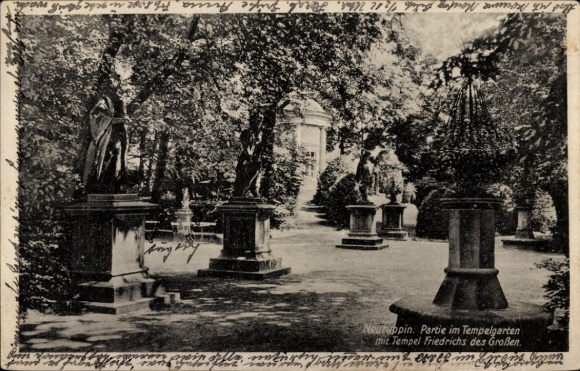 Ak Neuruppin in Brandenburg, Statue im Tempelgarten, Tempel Friedrichs des Großen, Gartenansicht