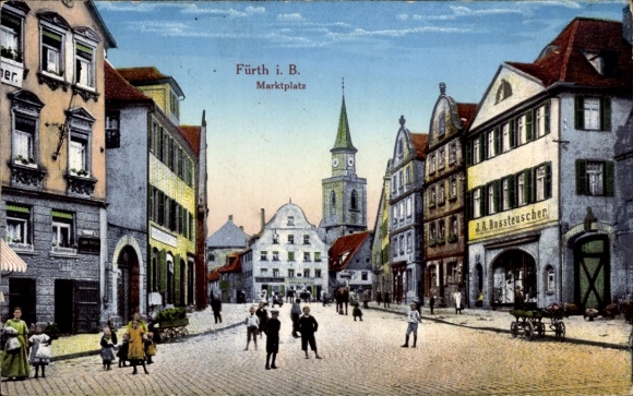 Ak Fürth in Mittelfranken Bayern, Vorderansicht des Marktplatzes, historische Gebäude, Kirche ...