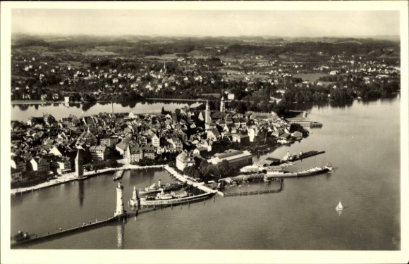 Ak Lindau in Bodensee Schwaben, Fliegeraufnahme vom Ort, Leuchtturm