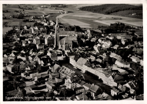 Ak Eggenfelden in Niederbayern, Luftaufnahme, Stadtansicht, Kirchengebäude, Ländliche Umgebung, S