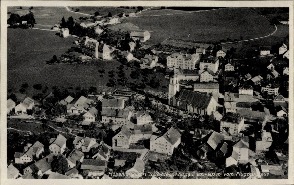 Ak Scheidegg im Allgäu Schwaben, Luftaufnahme von Scheidegg, Gebäude, Landschaft, Dorf, Kirche