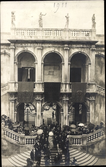 Photo Postcard Charleroi Wallonia Hainaut, l&#39;Exposition 1911, visitor