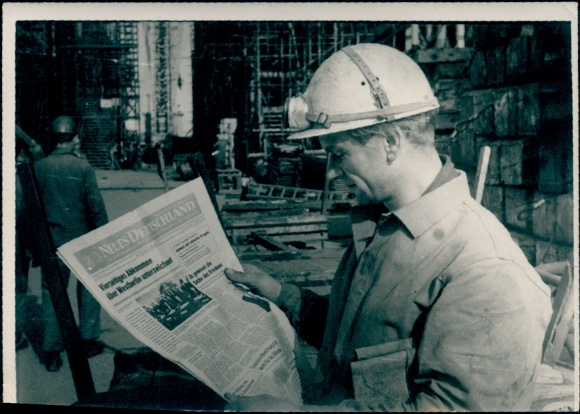 Foto Wismar, Werftarbeiter mit Zeitung Neues Deutschland, Viermächte-Abkommen 1971