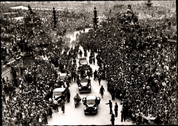 Ansichtkaart Parijs, Frankrijk, Overwinningsparade voor de Bevrijding van de Stad, Le cortege officiel Place de la Concorde