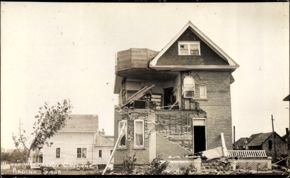 Photo Postcard Regina Saskatchewan Kanada, House wrecked by Cyclone