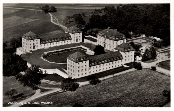 Ak Weilburg an der Lahn Hessen, Luftaufnahme eines Gebäudekomplexes, umgeben von Bäumen, Landscha