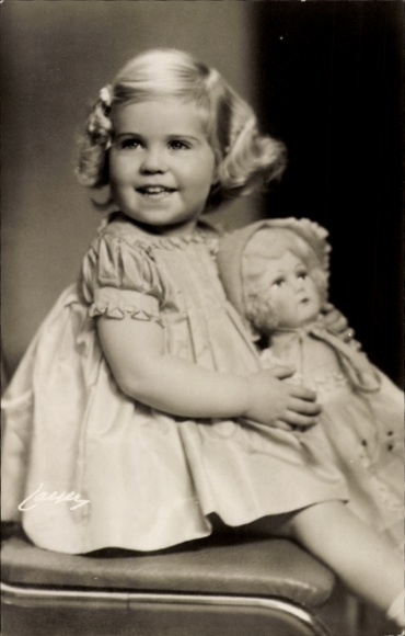 Postcard Princess Margaretha, portrait with doll