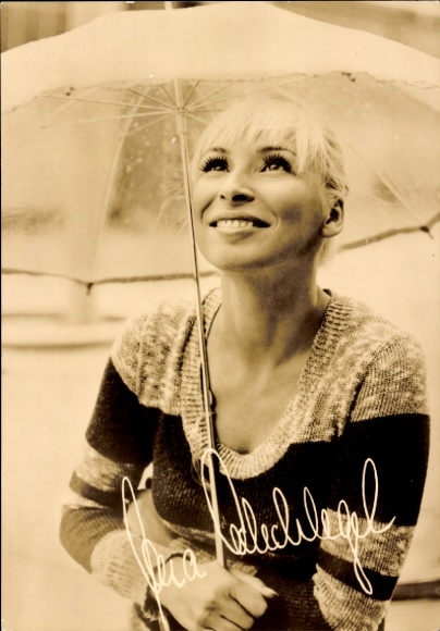 Postcard actress Vera Oelschlegel, umbrella, signature