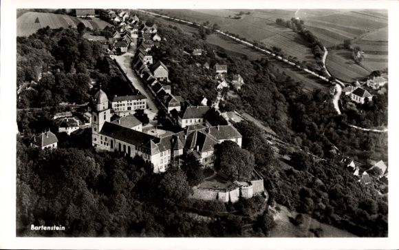 Ak Bartenstein Schrozberg in Württemberg, Luftaufnahme von  Burg, Häuser, Landschaft