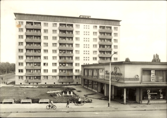 Postcard Halle an der Saale, Paul Suhr Street, high-rise building