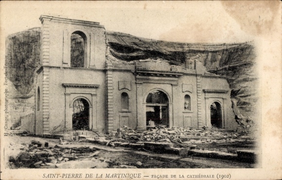 Postcard Saint Pierre de la Martinique, front of the cathedral, 1902