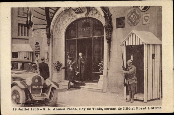 Postcard Metz Moselle, Ahmed Pasha, Bey of Tunis, leaving the Hotel Royal 1930