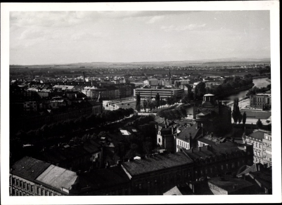 foto Hradec Králové Stad Hradec Kralove, uitzicht op de stad met museum, Elbe