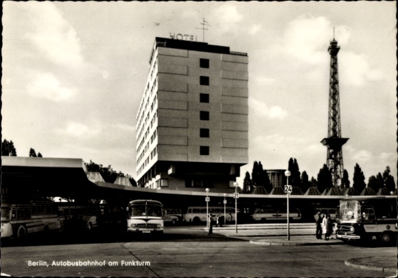 Ak Berlin Charlottenburg, Autobusbahnhof am Funkturm, Busse