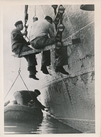Photo Pöhnen, bosun&#39;s chair, dinghy, painting work on the ship&#39;s hull