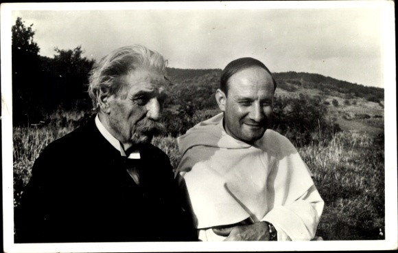Postcard Albert Schweitzer, doctor, theologian, philosopher, pacifist with Father Pire