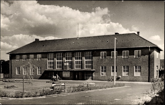 Ansichtkaart Wolfen in Saksen Anhalt, treinstation, straatkant