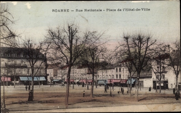 Ak Roanne Loire, Bild der Rue Nationale, Platz vor dem Rathaus, Bäume, Personen im Park