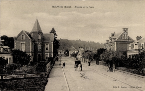 Postcard Brionne Eure, Avenue de la Gare, city view, houses, horse-drawn carriage