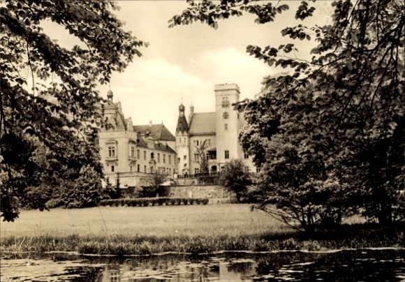 Postcard Boitzenburg in the Uckermark, Boitzenburg Castle, surrounded by trees and water, black and white