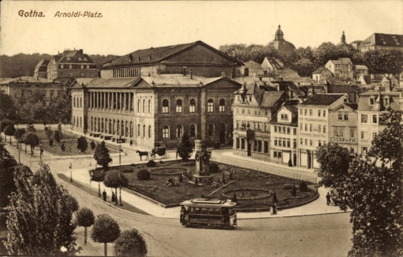 Ak Gotha in Thüringen, Arnoldi-Platz,  Architektur, Straßenbahn, Bäume, Statuen
